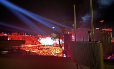 Vor Drohnen sicher geschützt. Fans auf dem Pink Konzert im Washington-Grizzly Stadion in Missoula