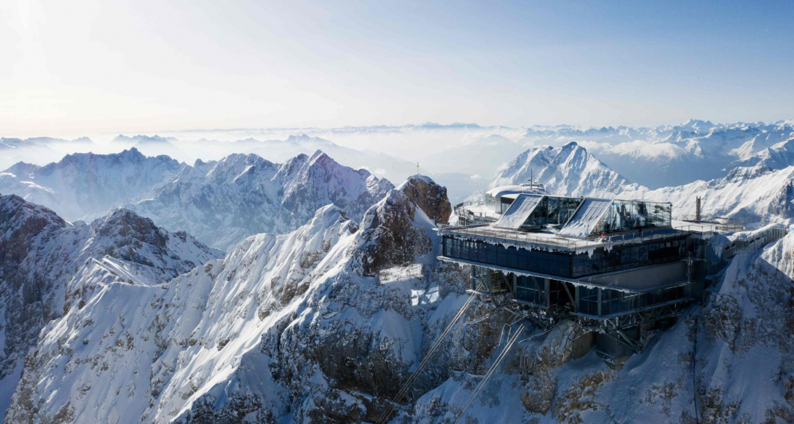 Das Restaurant und die Tal- und Bergstation auf der Zugspitze erhalten eine Brandmeldeanlage von Hekatron.Bildquelle: © Bayerische Zugspitzbahn Bergbahn AG/ Matthias Fend