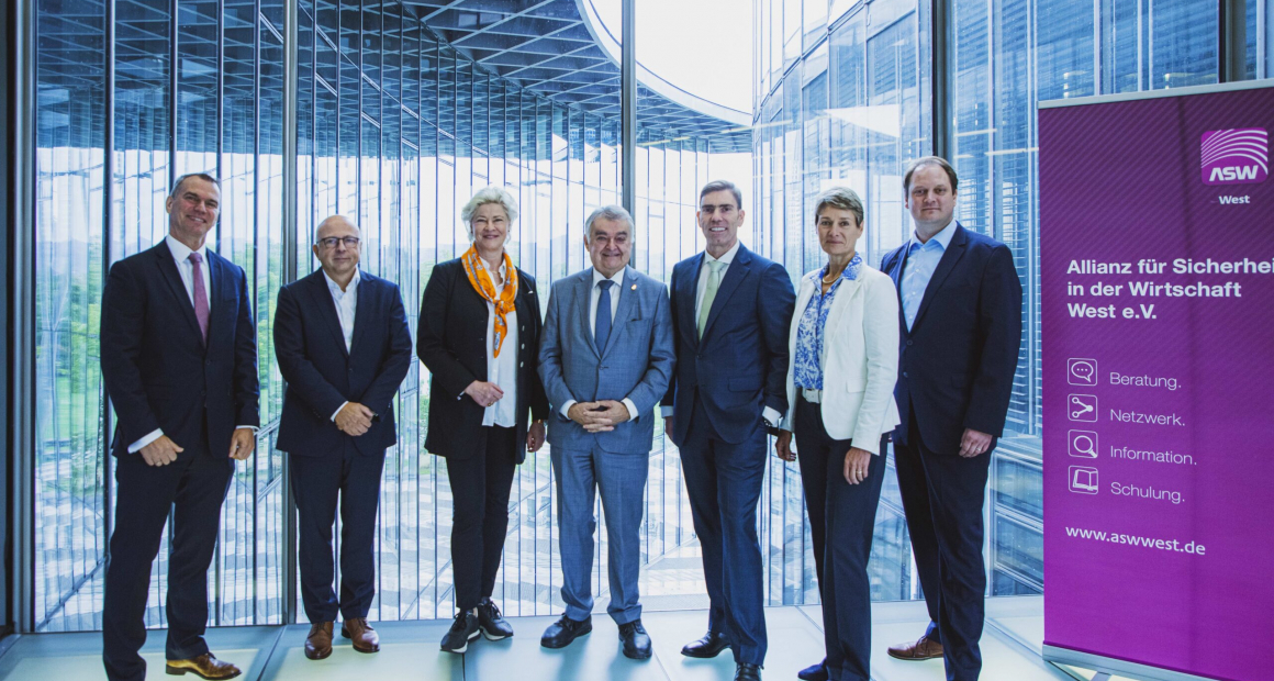 Vorstand und Geschäftsführung der ASW West mit Innenminister Herbert ReulFoto (© ASW West) Vorstand und Geschäftsführung der ASW West mit Innenminister Herbert ReulFoto (© ASW West)