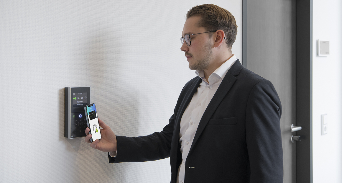 Das Smartphone wird  zum digitalen Ausweis für Zeiterfassung und Zutrittskontrolle.Foto: PCS Systemtechnik GmbH