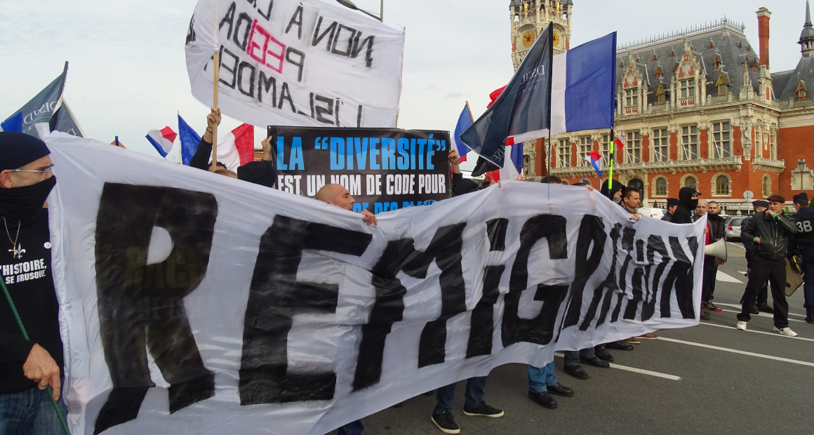 Jérémy-Günther-Heinz Jähnick / Calais - Manifestation contre les clandestins, l'immigration-invasion et l'islamisation de l'Europe, 8 novembre 2015 (20) / Wikimedia Commons