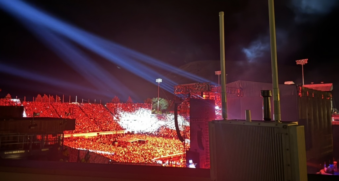 Vor Drohnen sicher geschützt. Fans auf dem Pink Konzert im Washington-Grizzly Stadion in Missoula Vor Drohnen sicher geschützt. Fans auf dem Pink Konzert im Washington-Grizzly Stadion in Missoula