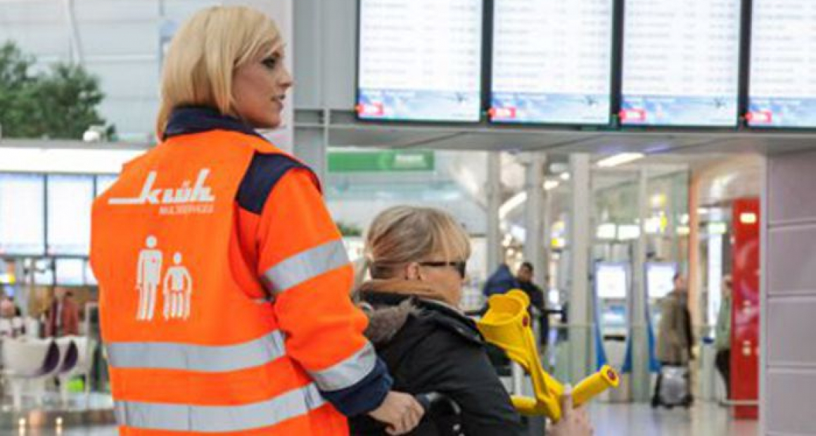 Speziell geschulte Mitarbeitende von Klüh Security, unterstützen Passagiere mit eingeschränkter Mobilität
