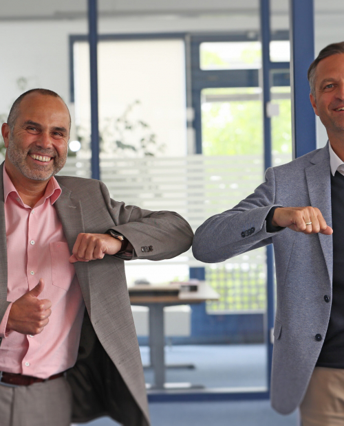 Stefan Haertel, CEO bei der Elatec GmbH (links) und Gerhard Burits, neuer CFO bei der Elatec GmbH (rechts)