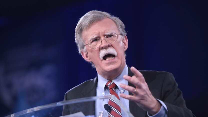 John Bolton stellt sein Buch „The Room Where It Happened“ vor und gewährt einen Einblick in seine Zusammenarbeit mit Donald Trump