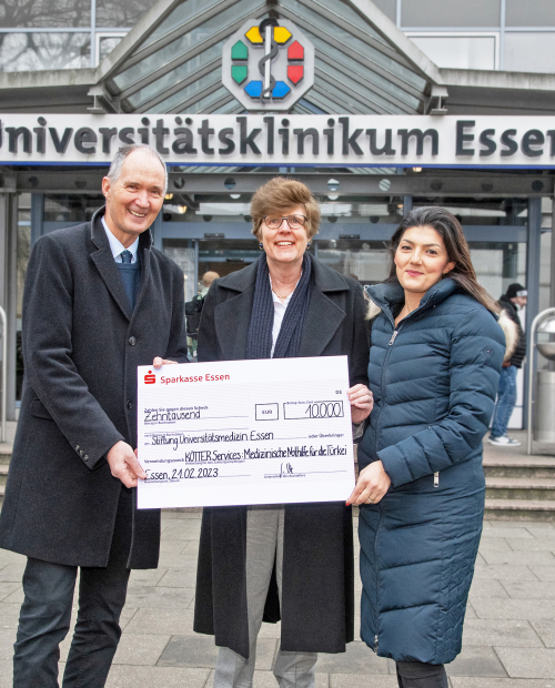 Martina Kötter (M.), Geschäftsführerin in der KÖTTER Unternehmensgruppe, mit Prof. Dr. Ulrich Radtke, Vorstandsvorsitzender der Stiftung Universitätsmedizin Essen, und Dr. med. Ebru Yildiz, Geschäftsführerin des Westdeutschen Zentrums für Organtransplantation am UK Essen.