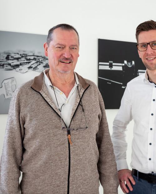 Ab Ende März 2024 tritt Jens Hantel (rechts im Bild) die Nachfolge von Wolf Sausmikat bei der WILKA Schließtechnik GmbH an.
Foto: WILKA