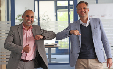 Stefan Haertel, CEO bei der Elatec GmbH (links) und Gerhard Burits, neuer CFO bei der Elatec GmbH (rechts)