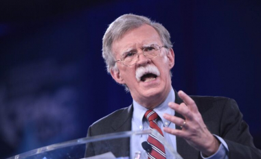 John Bolton stellt sein Buch „The Room Where It Happened“ vor und gewährt einen Einblick in seine Zusammenarbeit mit Donald Trump