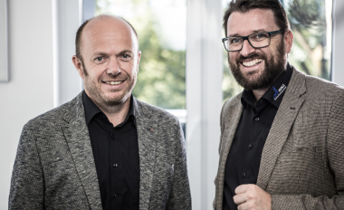 Die beiden Geschäftsführer Jörg Schwarz (l.) und Björn Renz (r.) lenken die Geschicke von Renz Sicherheitstechnik.