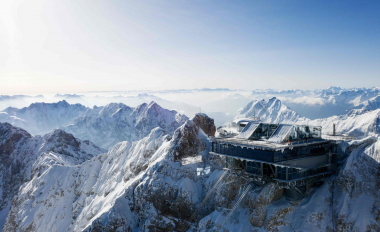 Das Restaurant und die Tal- und Bergstation auf der Zugspitze erhalten eine Brandmeldeanlage von Hekatron.Bildquelle: © Bayerische Zugspitzbahn Bergbahn AG/ Matthias Fend