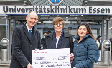 Martina Kötter (M.), Geschäftsführerin in der KÖTTER Unternehmensgruppe, mit Prof. Dr. Ulrich Radtke, Vorstandsvorsitzender der Stiftung Universitätsmedizin Essen, und Dr. med. Ebru Yildiz, Geschäftsführerin des Westdeutschen Zentrums für Organtransplantation am UK Essen.