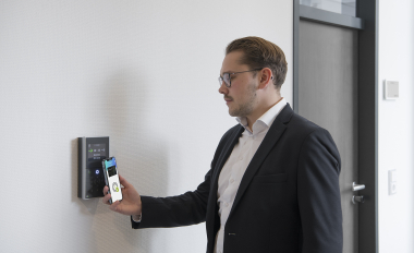 Das Smartphone wird  zum digitalen Ausweis für Zeiterfassung und Zutrittskontrolle.Foto: PCS Systemtechnik GmbH