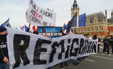 Jérémy-Günther-Heinz Jähnick / Calais - Manifestation contre les clandestins, l'immigration-invasion et l'islamisation de l'Europe, 8 novembre 2015 (20) / Wikimedia Commons