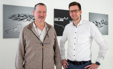 Ab Ende März 2024 tritt Jens Hantel (rechts im Bild) die Nachfolge von Wolf Sausmikat bei der WILKA Schließtechnik GmbH an.
Foto: WILKA