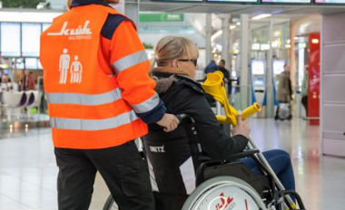 Speziell geschulte Mitarbeitende von Klüh Security, unterstützen Passagiere mit eingeschränkter Mobilität