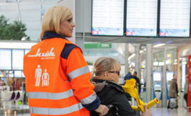 Speziell geschulte Mitarbeitende von Klüh Security, unterstützen Passagiere mit eingeschränkter Mobilität