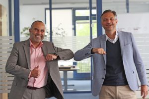 Stefan Haertel, CEO bei der Elatec GmbH (links) und Gerhard Burits, neuer CFO bei der Elatec GmbH (rechts)