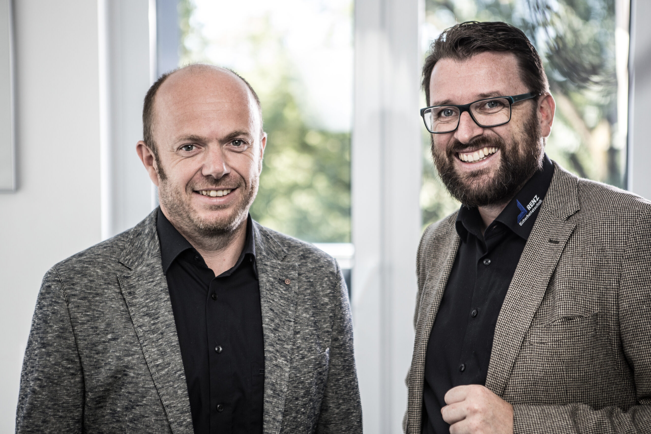 Die beiden Geschäftsführer Jörg Schwarz (l.) und Björn Renz (r.) lenken die Geschicke von Renz Sicherheitstechnik.