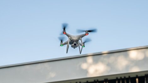 Handlich, leistungsstark und autark ist der mobile Drohnenjäger „SecuriLocate Drone WINGMAN Pro“ von Securiton Deutschland.