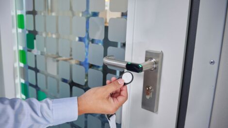 pKT – prime KeyTechnology ist die intelligente Zugangskontrolle für das nachträgliche Sichern einzelner Türen in einem Gebäude durch Offline-Komponenten wie Türbeschläge oder Zylinder.