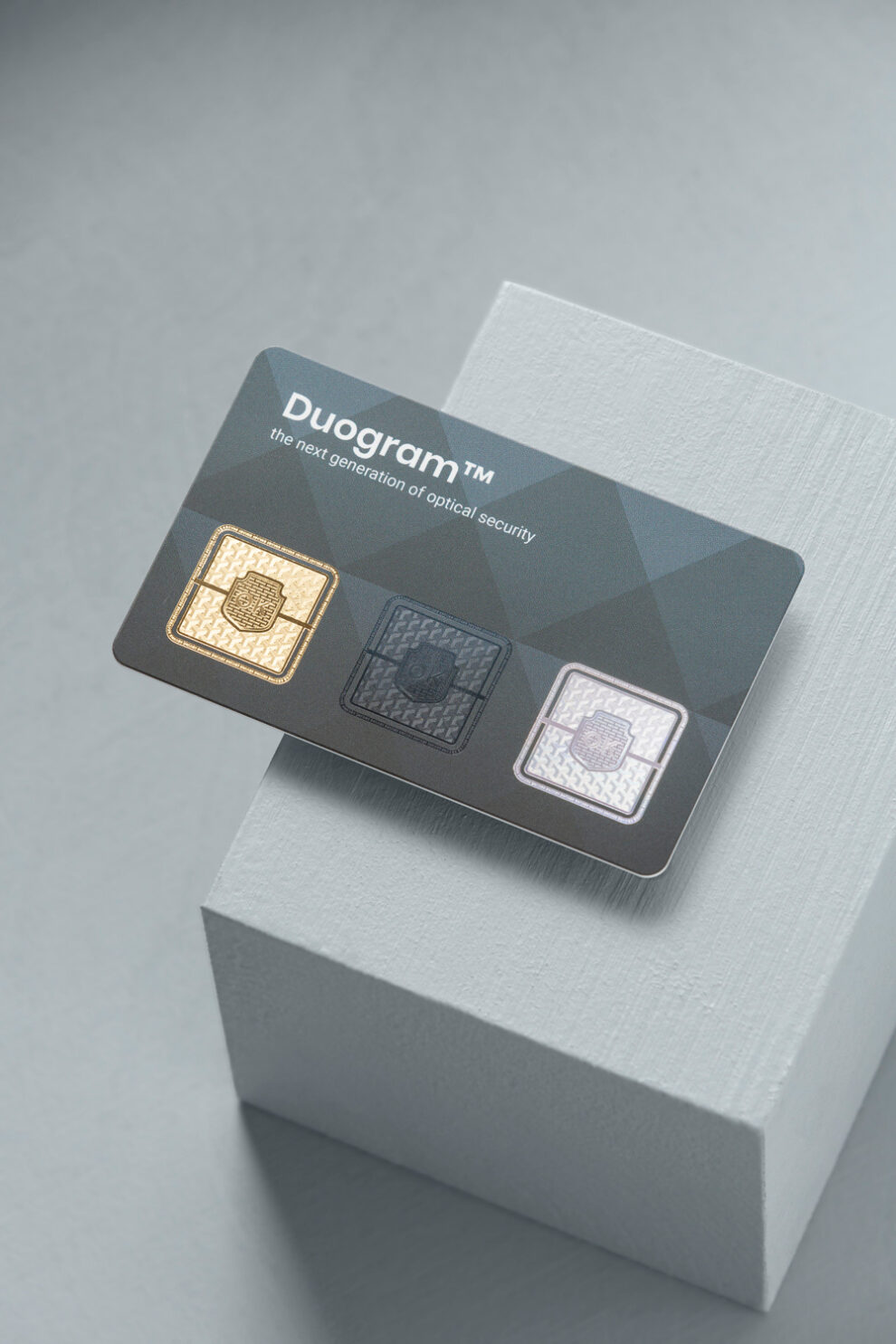 PCS bietet für RFID-Karten jetzt eine Ausstattung mit Duogram an. Individuelles Duogram erhöht zudem den Kopierschutz.