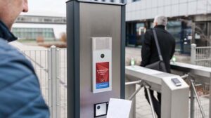 Schneider bietet outdoor-fähige Intercom-Terminals an, für Umsetzung der neuen Pflichten